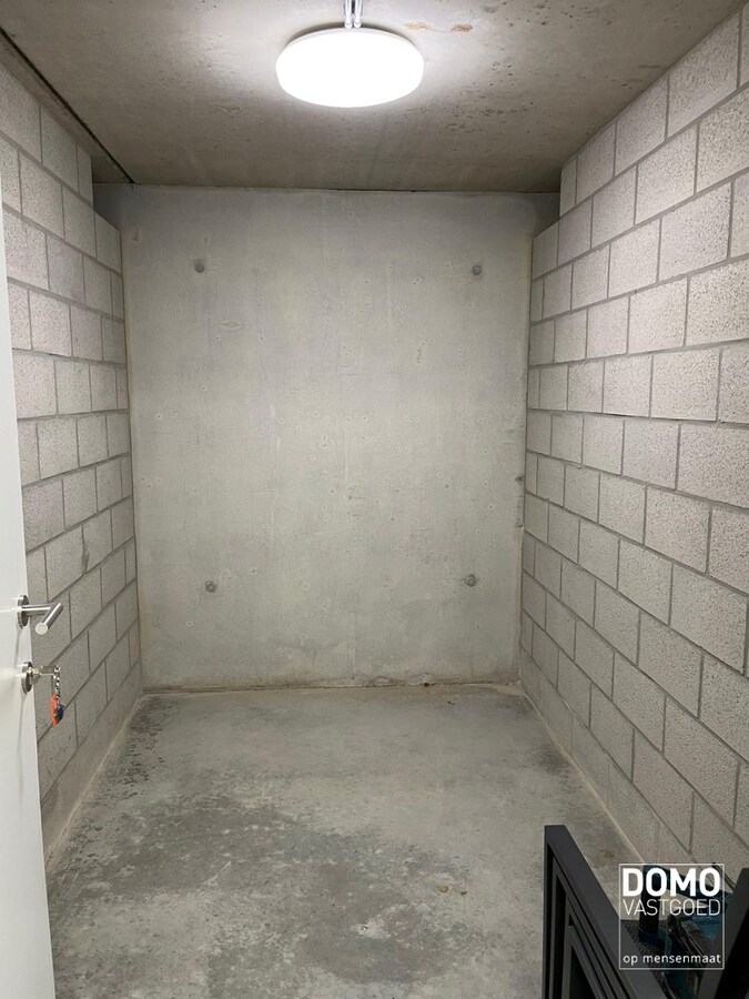 Penthouse met twee slaapkamers, ruim terras en autostandplaats te Kermt 