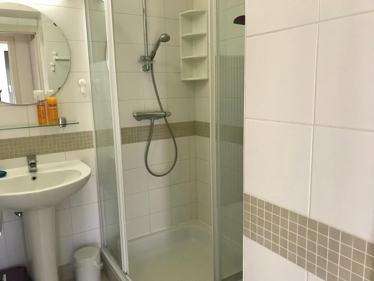 Modern 1 slaapkamerappartement op een boogscheut van het strand 