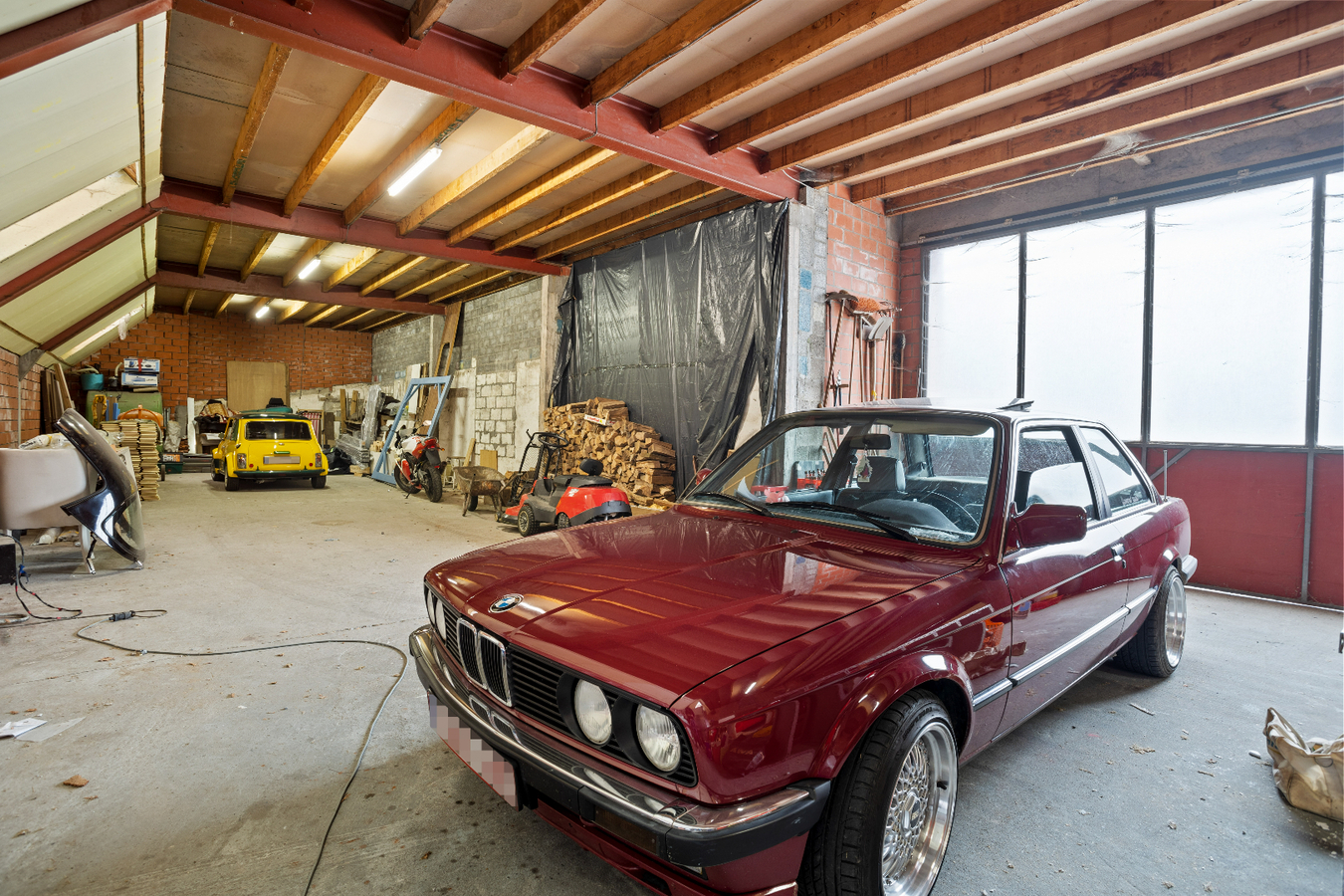 Alleenstaande woning met loods in Jonkershove. 