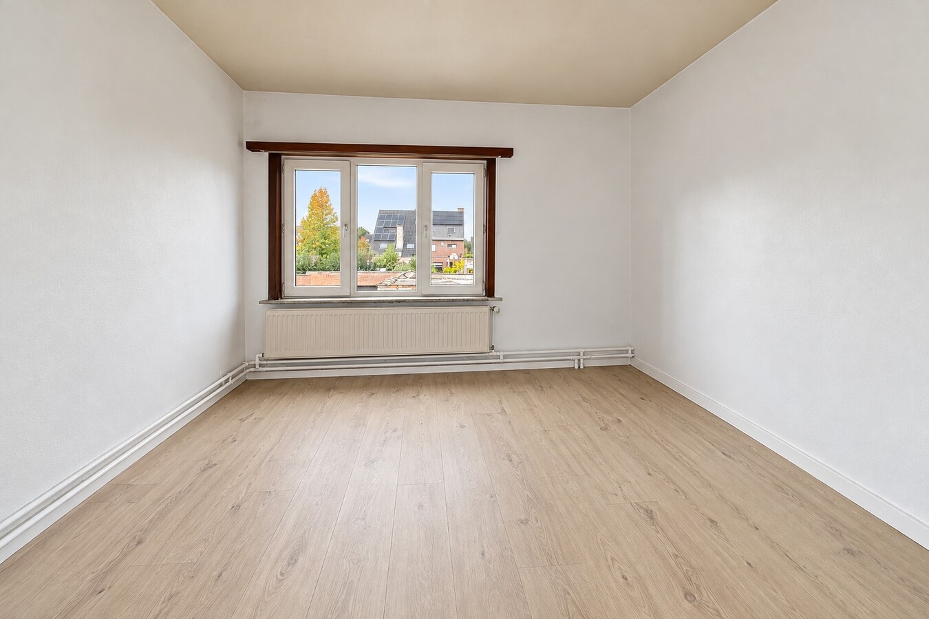 Te koop: Rustig gelegen halfopen bebouwing met 4 slaapkamers, 4 garages en ruime tuin in Sint-Niklaas 