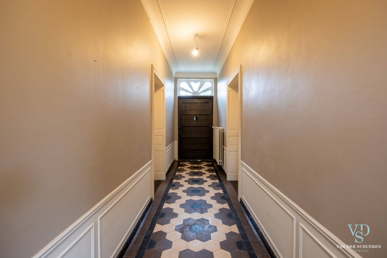 Authentiek landhuis met 5 ruime slaapkamers én gelijkvloers bureau. 