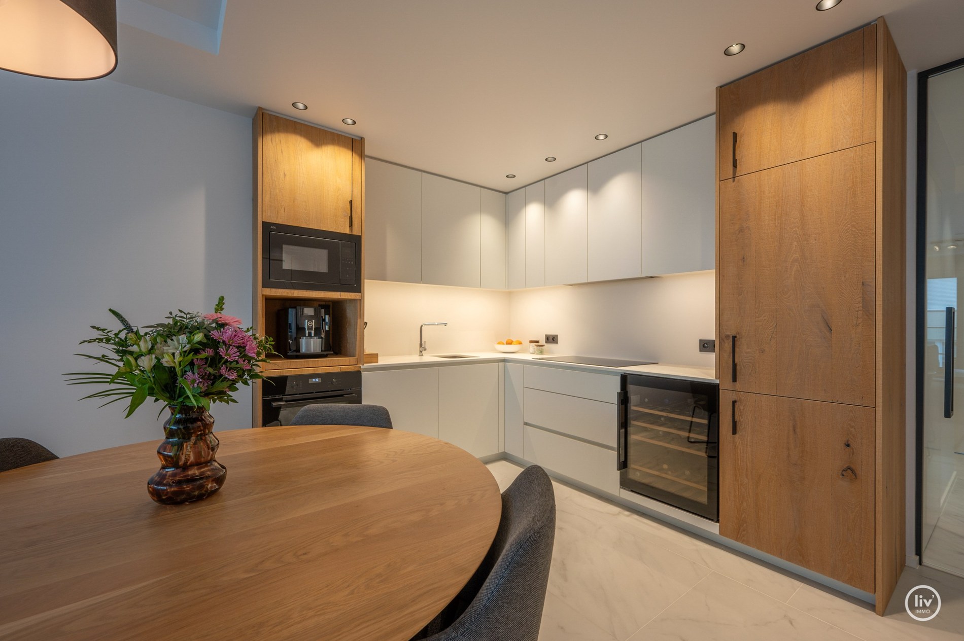 Prachtig gerenoveerd appartement met mooi zonneterras gelegen op de Kustlaan te Knokke. 