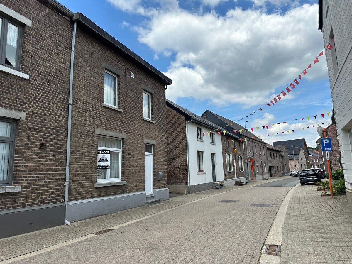 Charmant Leut : te renoveren woning met 3 slaapkamers, terras, tuin, garage, berging. 