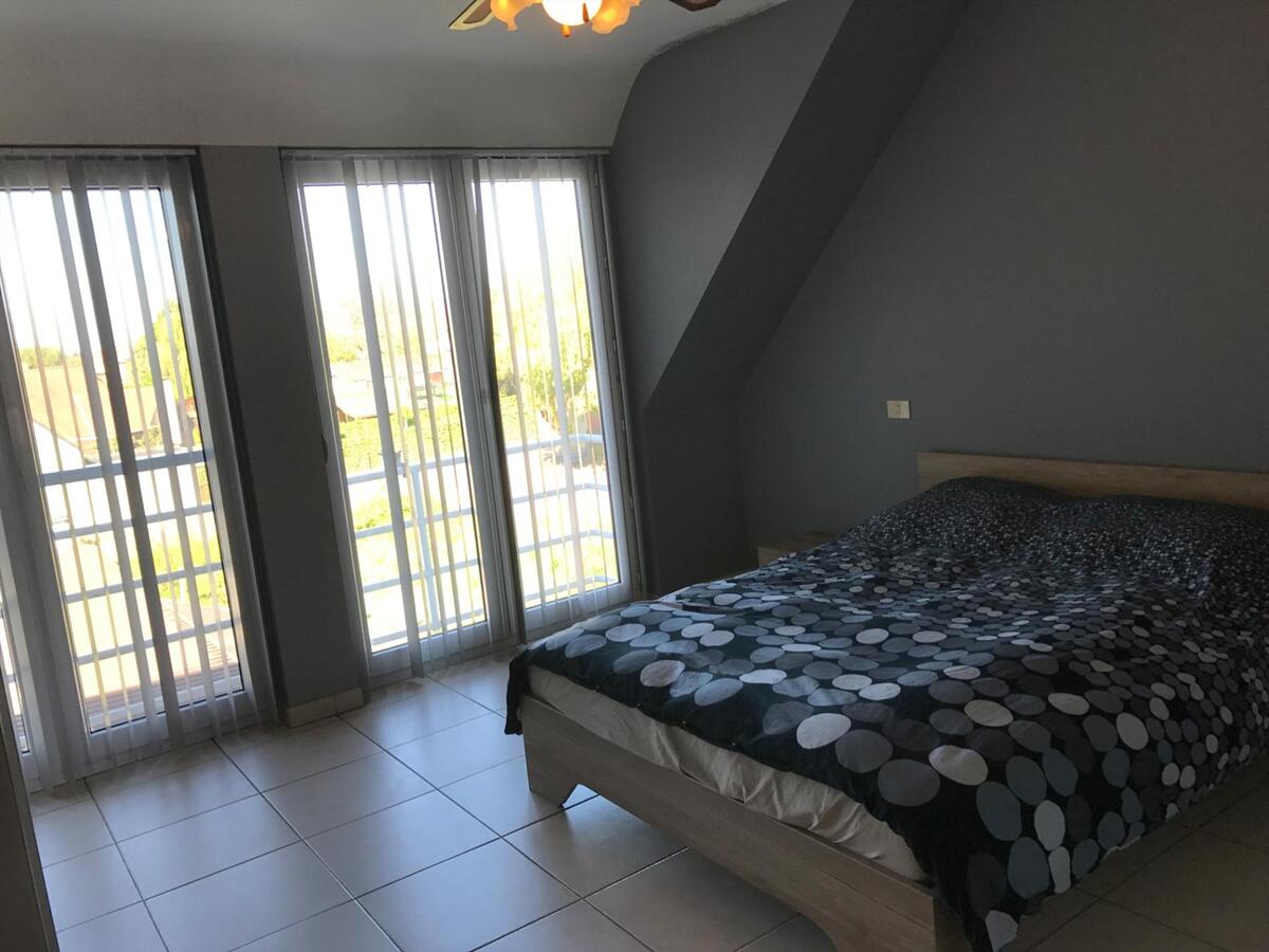 Ruim duplex-appartement met garage 