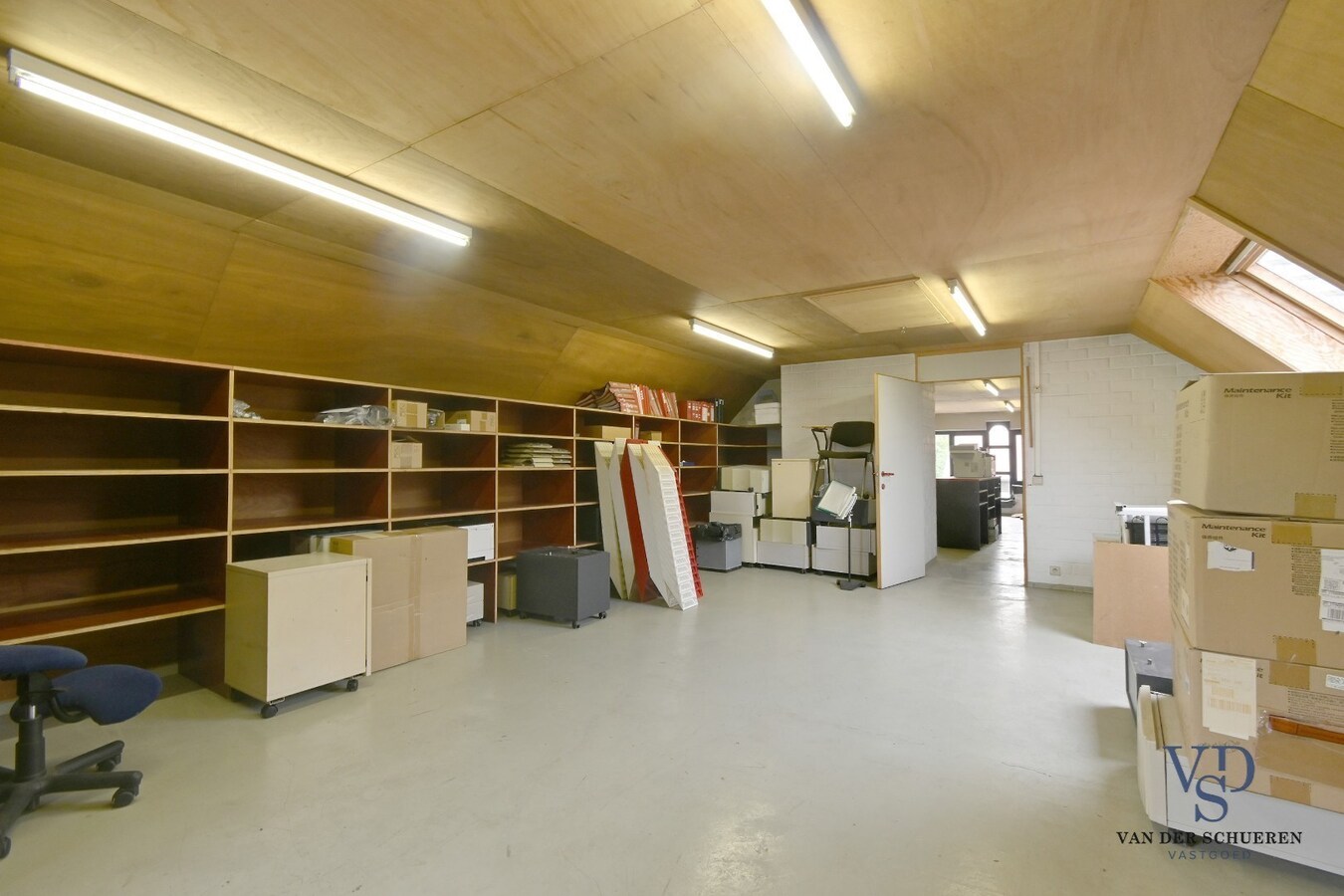 Ruim handelspand met penthouse in villastijl 