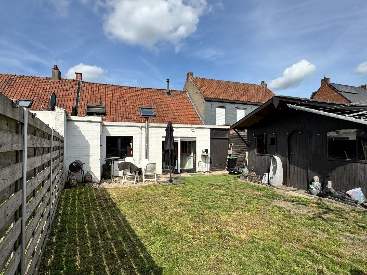 Gesloten bebouwing met tuin en handige zijdoorgang 
