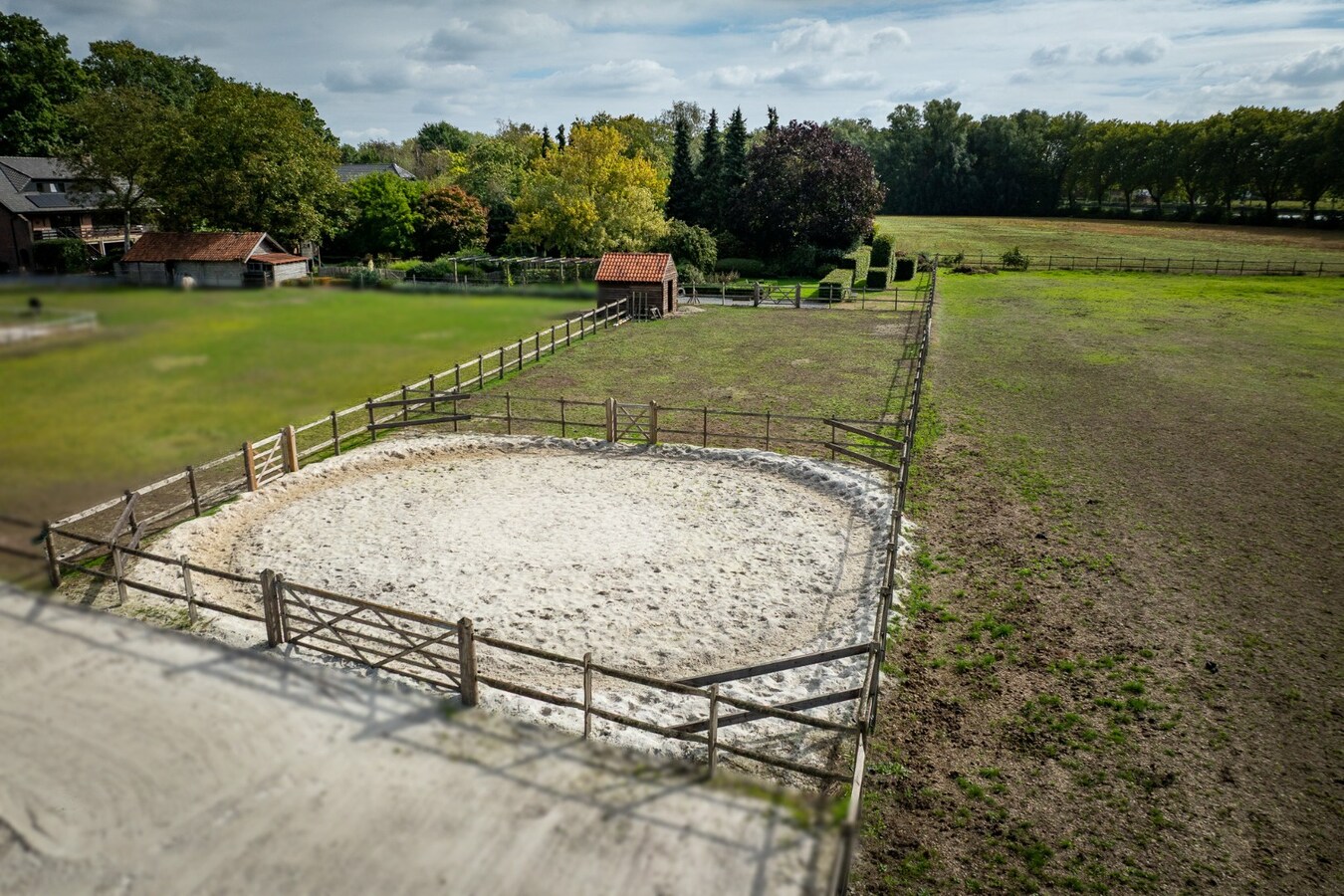 Zeer ruim (+/-550m²!) landhuis + gezellige woning met buitenpiste, paddock en weides op ca. 2ha met vergunning stalgebouw 200m² 