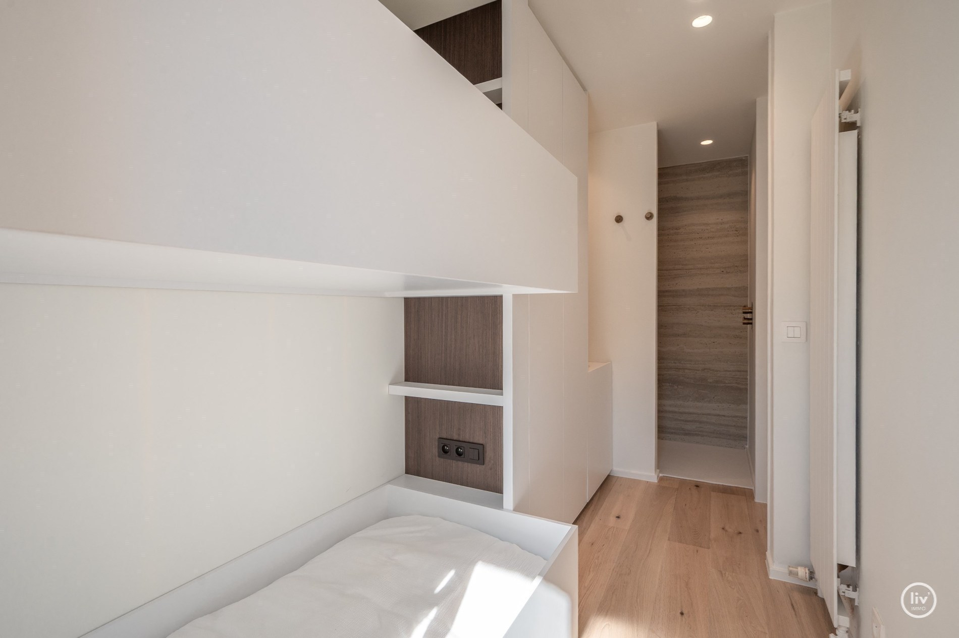 Appartement entièrement rénové avec terrasse situé sur l'avenue Lippens, près de la place Van Bunnen. 