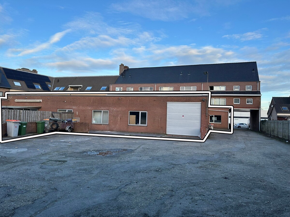 Handelsgelijkvloers met 2 winkels, kantoren, parking 