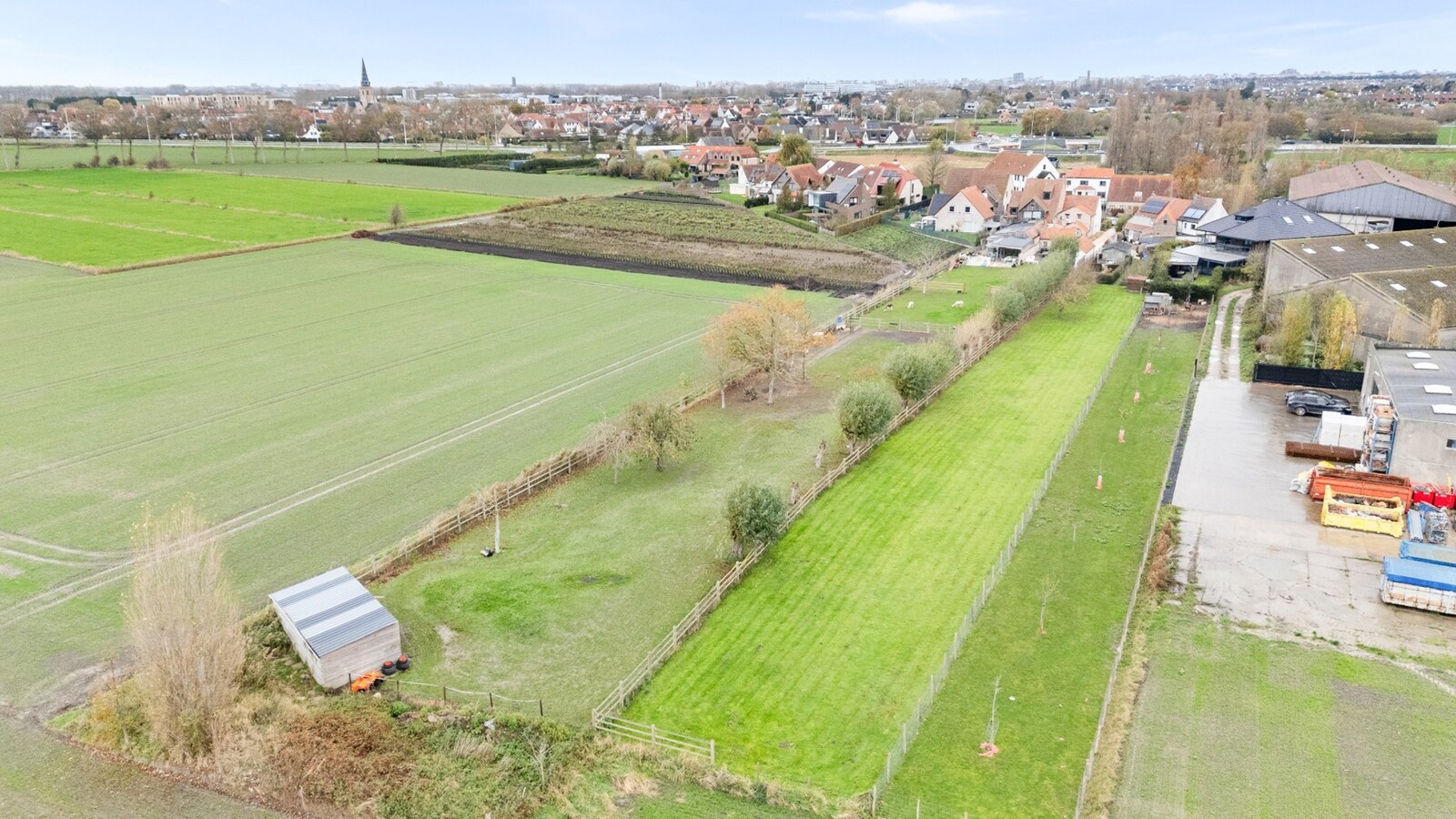 Uiterst charmante halfopen bebouwing met weidse zichten op een perceel van 2012m² 