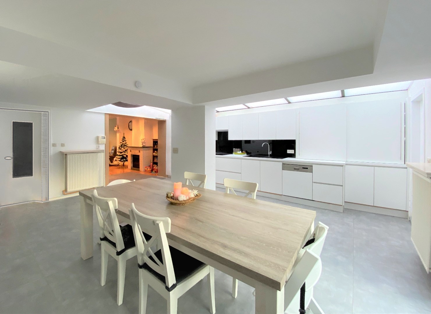 Up-to-date en bijzonder ruime gezinswoning met garage te Zwevegem 