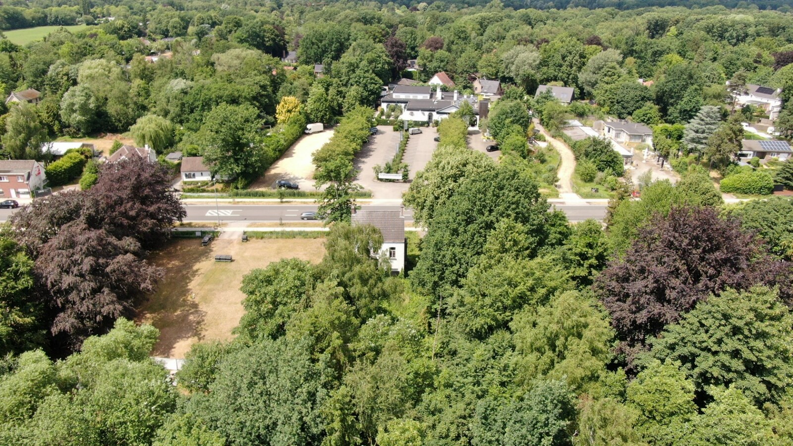 Projectgrond op een perceel van 2.579 m² met 24 meter straatbreedte. 