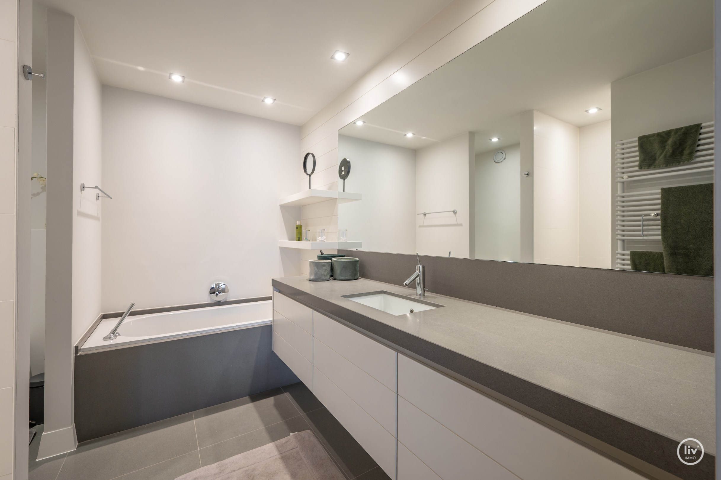 Récente mezzanine de 292 m2 située au centre avec de grandes terrasses, située dans la Vanbunnenlaan à Knokke. 