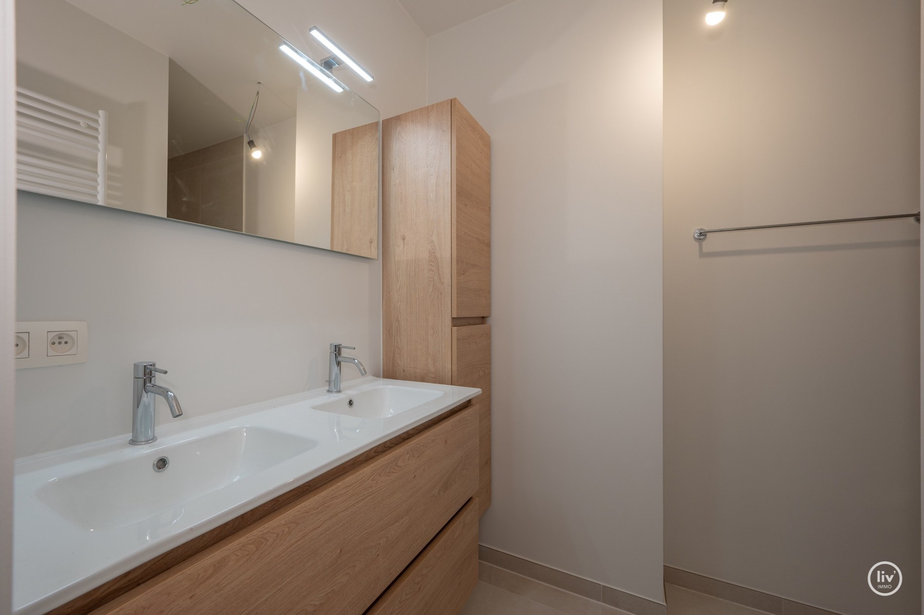 ONGEMEUBELD - NIEUWBOUWPROJECT MADELEINE: Modern appartement met 2 slaapkamers gelegen in het centrum van Knokke. 