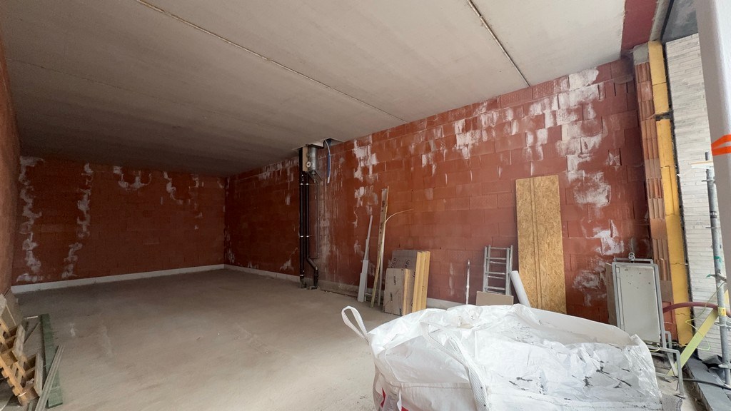 Nieuwbouw handelsgelijkvloers te koop in Deinze