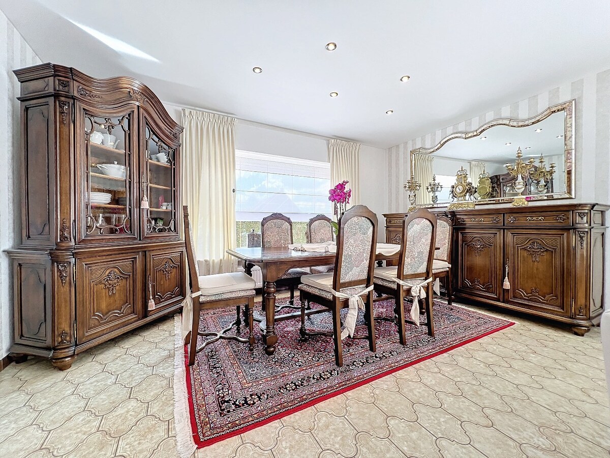 Instapklare en lichtrijke laagbouwwoning met garage te Kerksken 