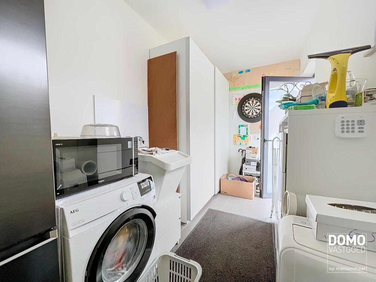 VOLLEDIG GERENOVEERDE HALOPEN BEBOUWING MET 3 SLAAPKAMERS IN HARTJE KERMT 