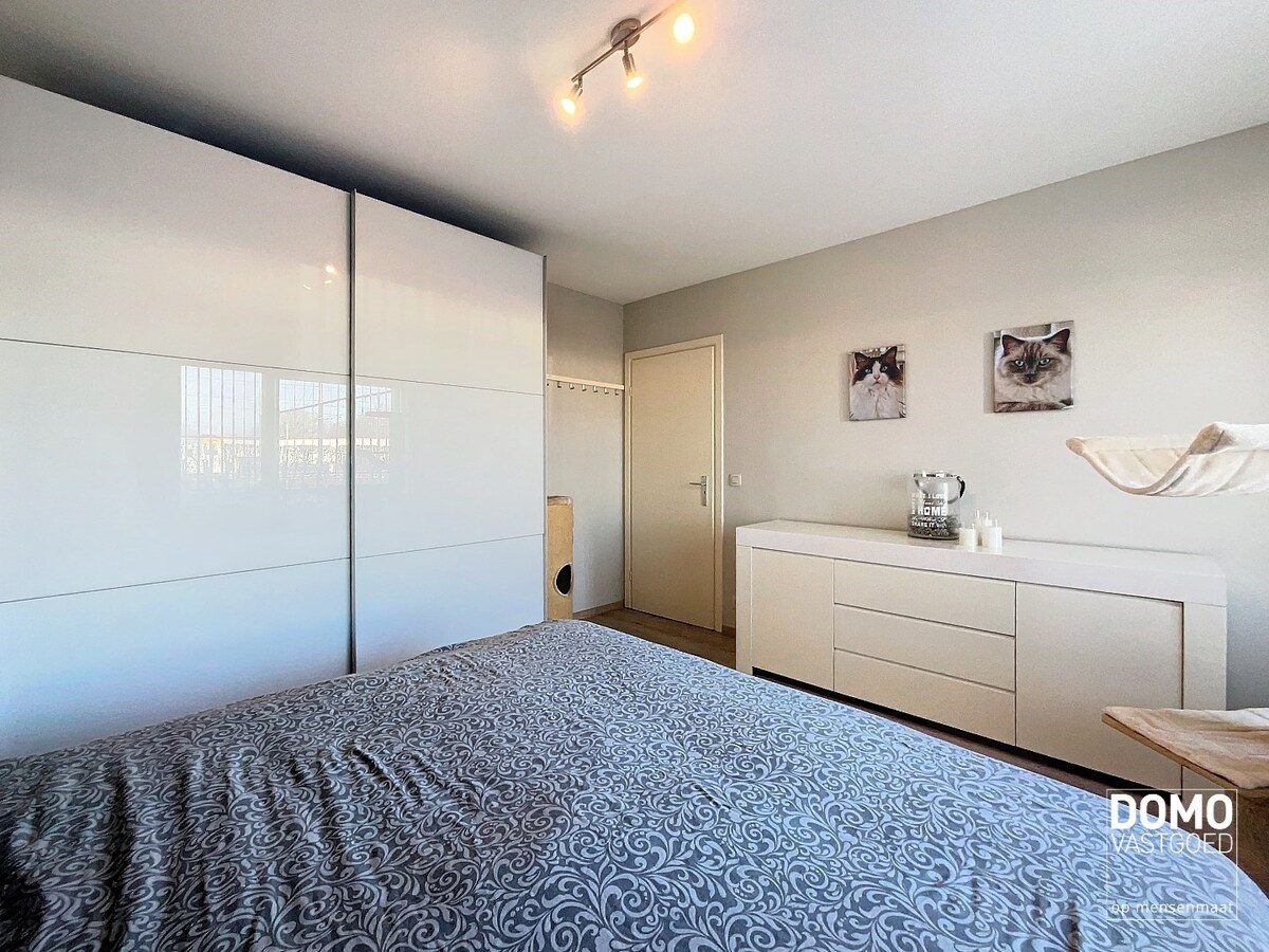 GEZELLIG, GERENOVEERD TWEE SLAAPKAMERAPPARTEMENT MET TUIN EN GARAGE TE HASSELT 