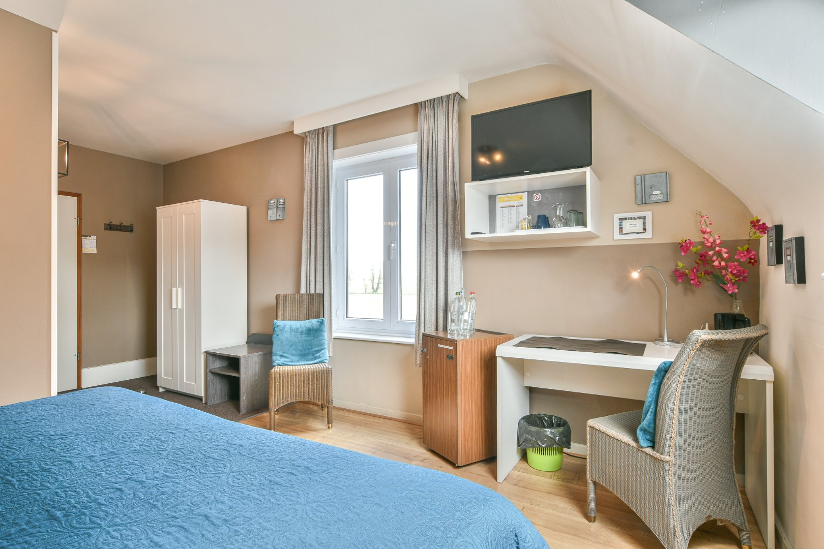 Unieke investeringskans: karaktervol hotel met 18 kamers &amp; woonmogelijkheden te koop! 