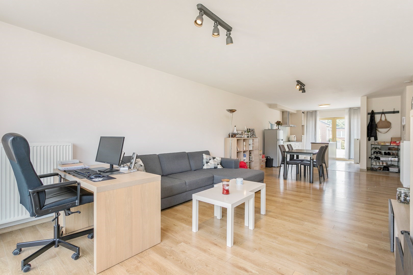 Modern, gelijkvloers appartement met 2 slpk, ondergrondse parking en tuin. 