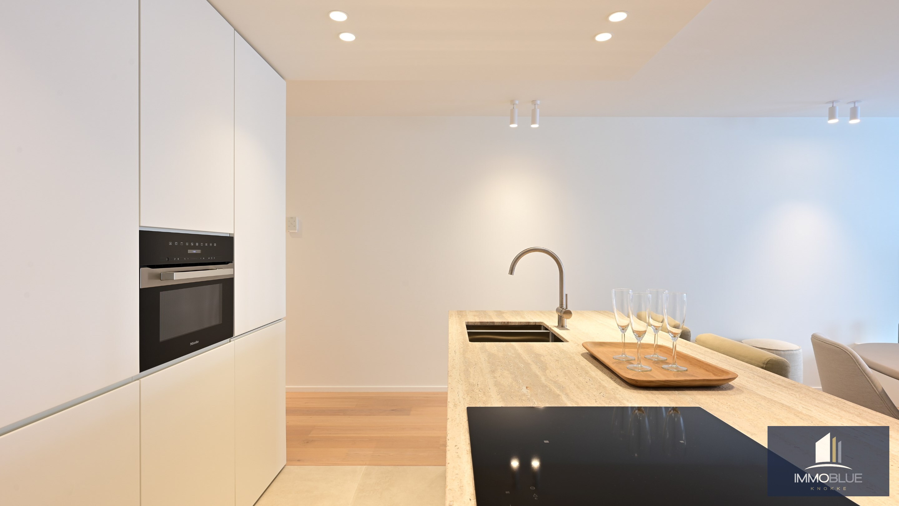 Appartement entièrement rénové avec vue latérale sur la mer. 