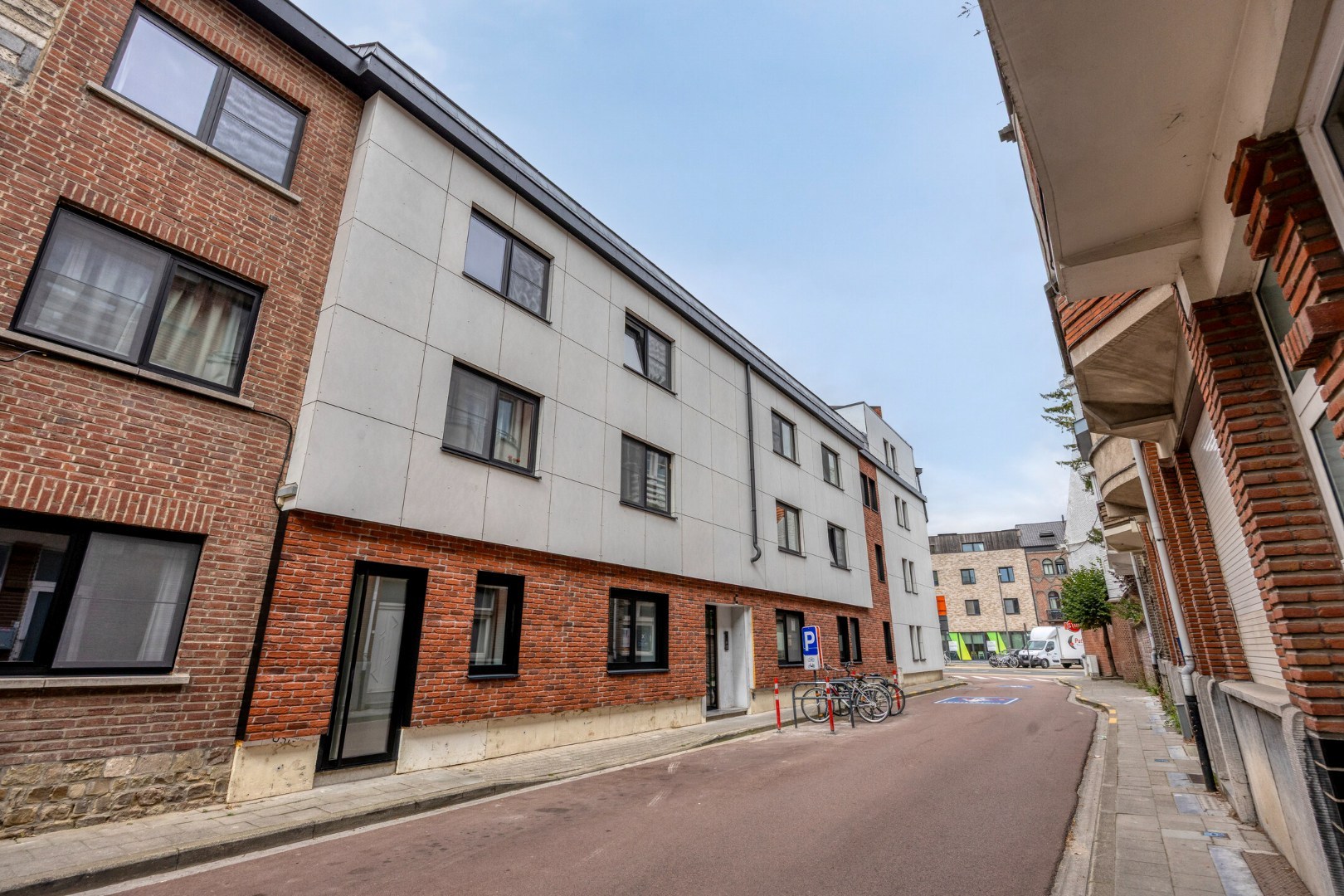 Volledig gerenoveerde en gemeubelde studentenkamers met privé-sanitair. 