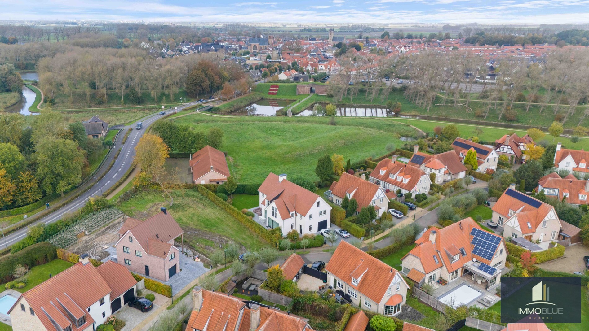 Exclusieve villa gelegen in een rustige, residentiële wijk . 