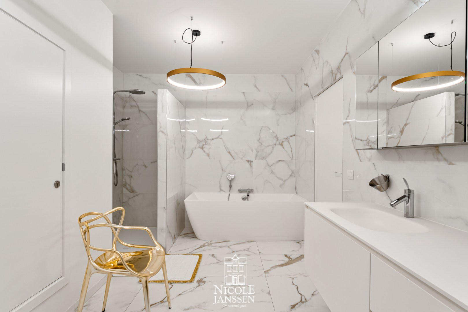 De badkamer is uitgerust met een elegant badkamermeubel met enkele lavabo, een ruim  ligbad en comfortabele inloopdouche 