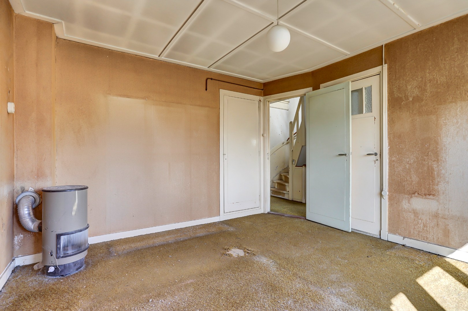 Unieke kans?! Zelf transformeren vanuit de vorige eeuw naar uw eigen hedendaagse smaak, dat kan met deze 5-kamer tussenwoning met 20m diepe tuin! 