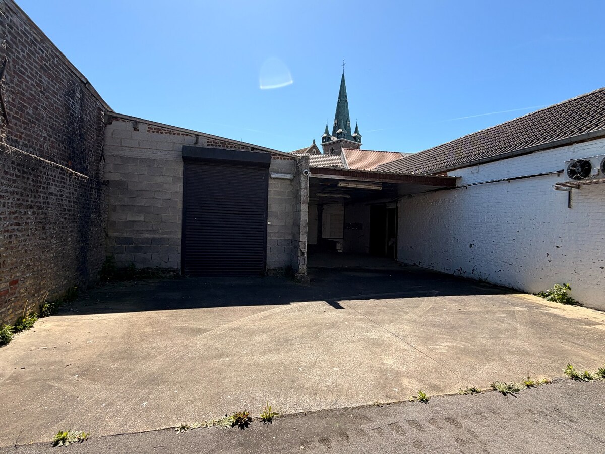 Bâtiment commercial multifonctionnel idéalement situé au centre de Marbais 