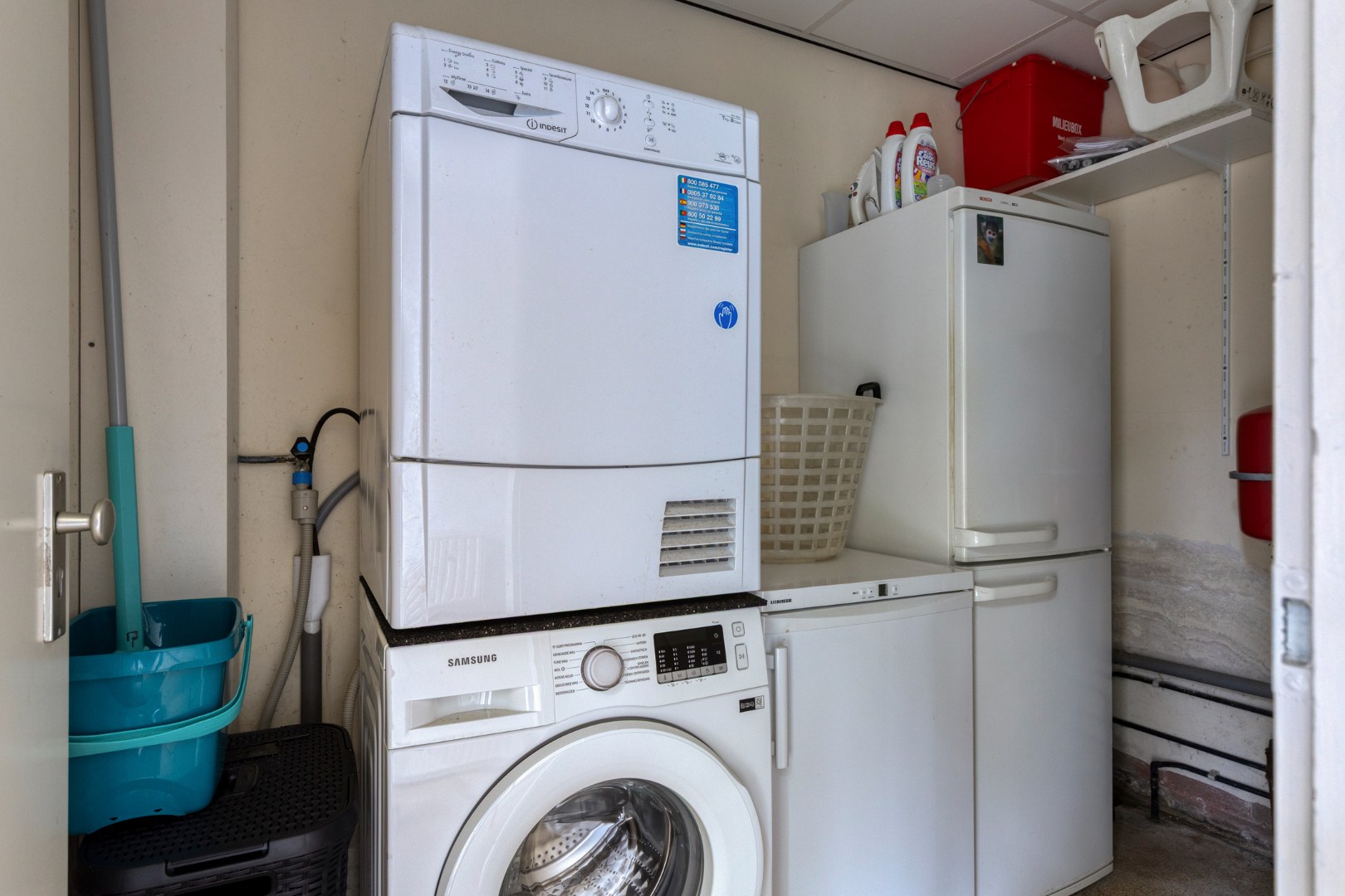 T.A. Makelaardij biedt aan: Op loopafstand (ca. 200m.) van het Veerse Meer staat deze rustig gelegen vrijstaande woning op een royaal perceel (860m2) aan een doodlopend straatje 