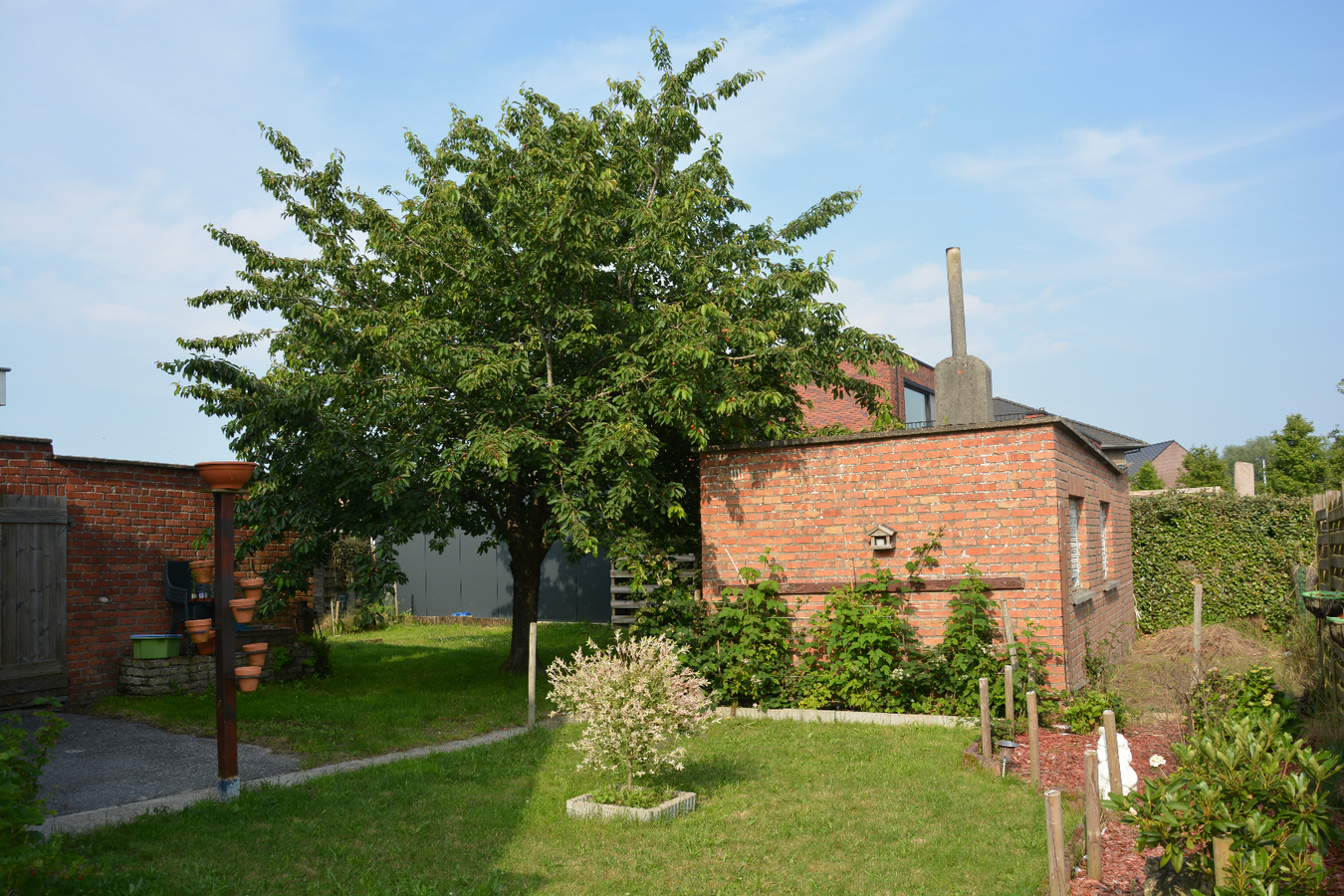 Alleenstaande woning met garage en mooie tuin 