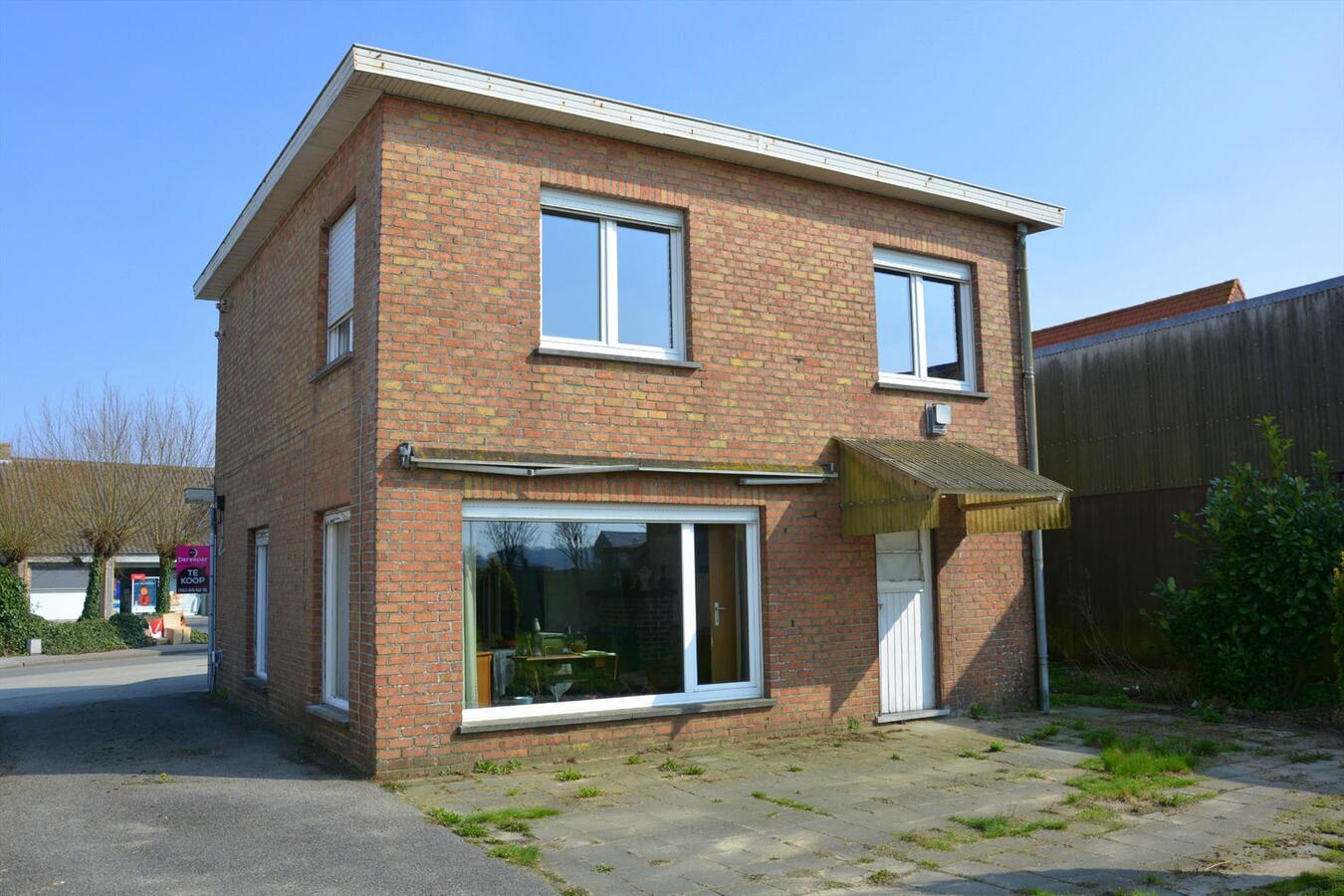 Op te knappen vrijstaande woning 