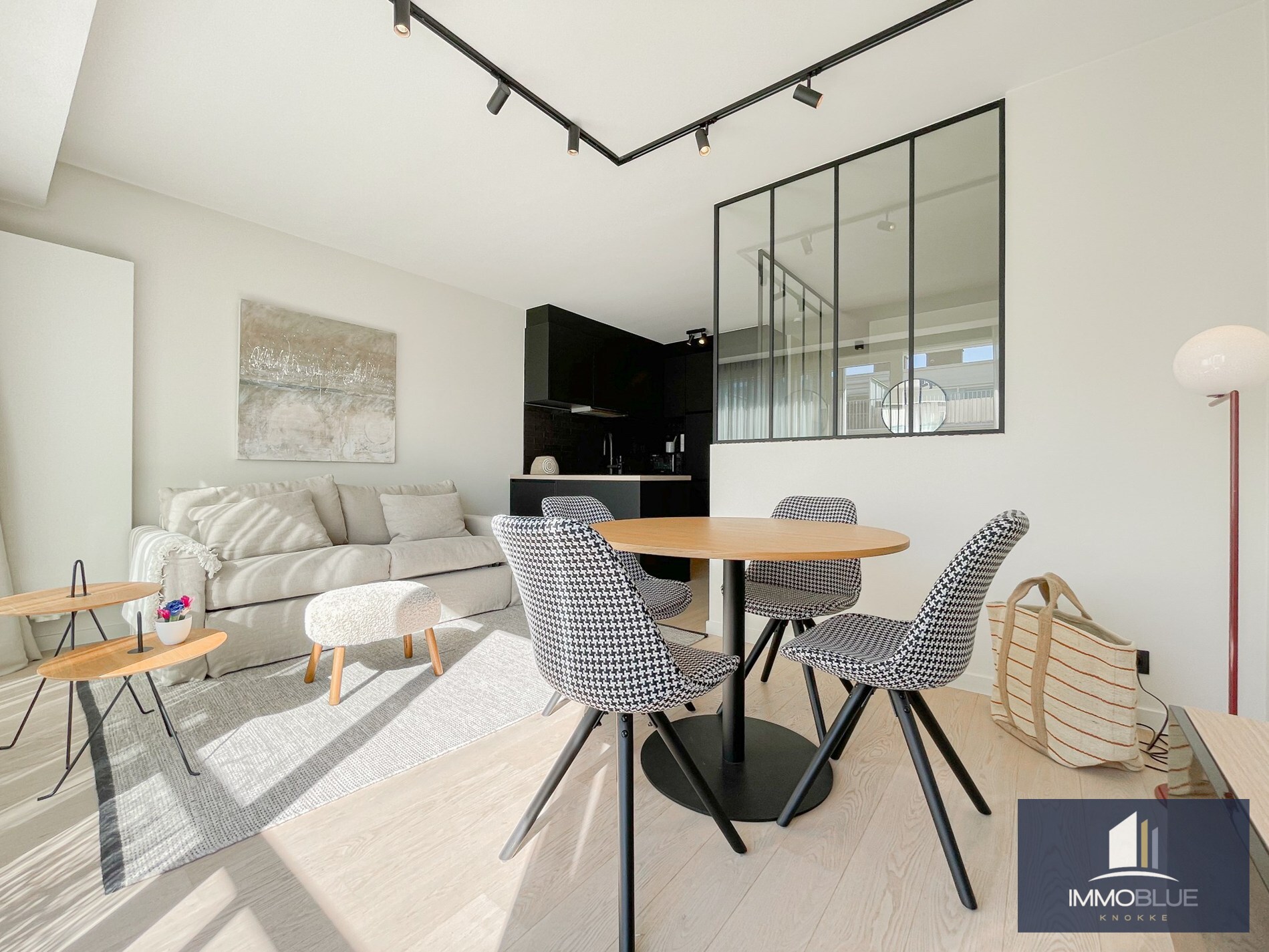 Recent tijdloos gerenoveerd appartement gelegen op de Kustlaan. 