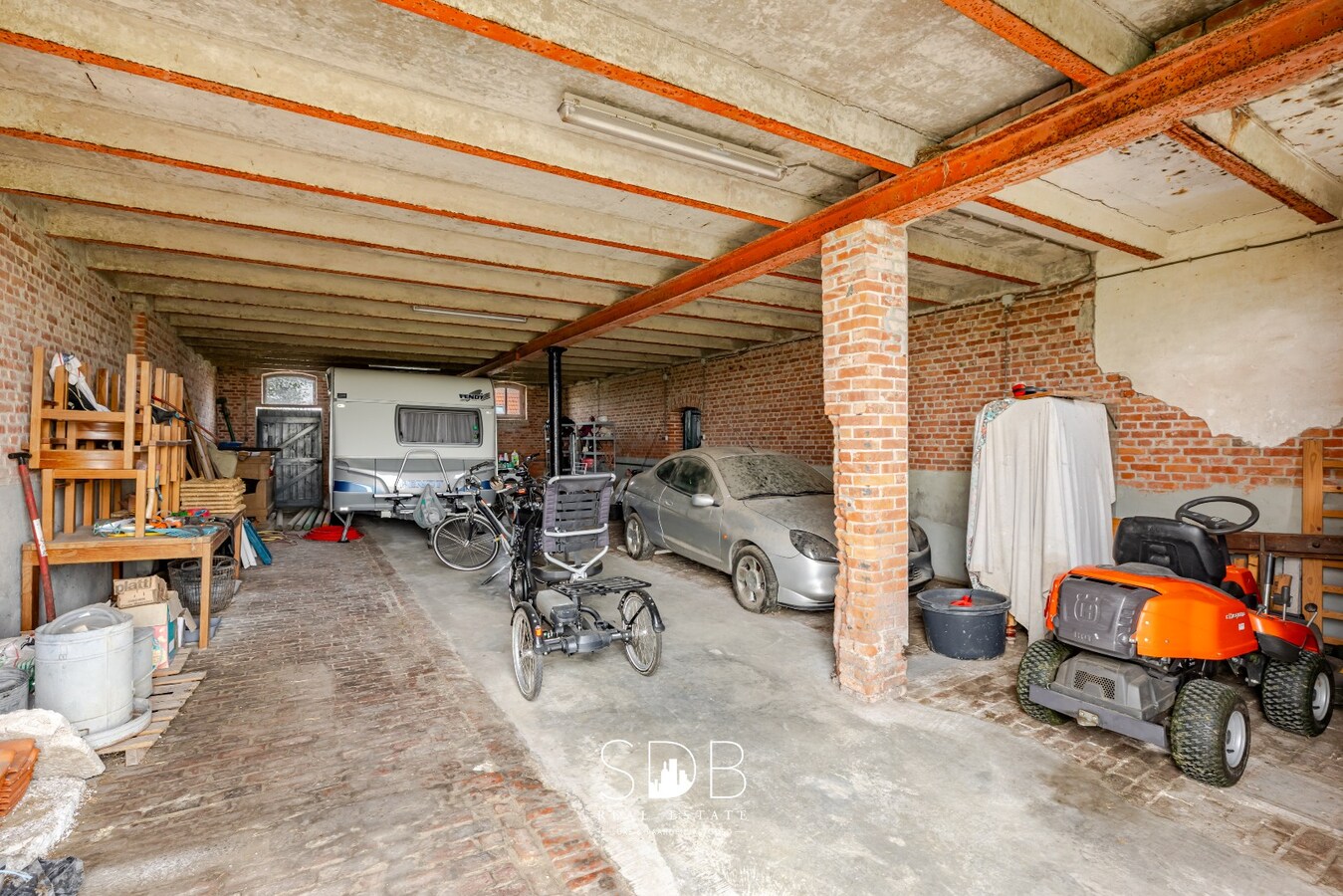 Landelijke woning met authentiek gastenhuis, stalgebouw, graslanden en buitenpiste op 20.285m² 