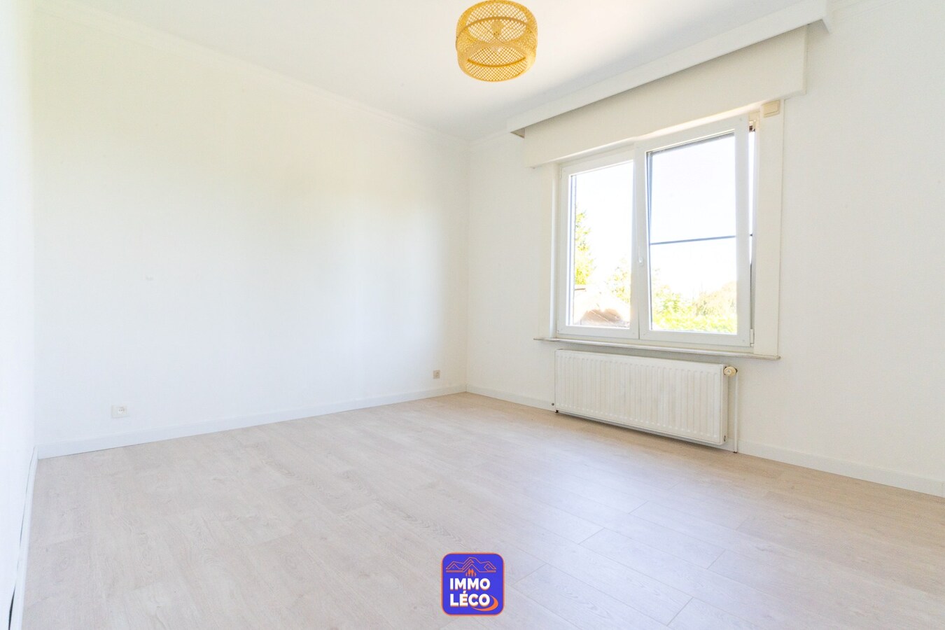 Villa "Plain-pied" érigée sur 1311m², double garage, carport, jardin, TOP SECTEUR !! 