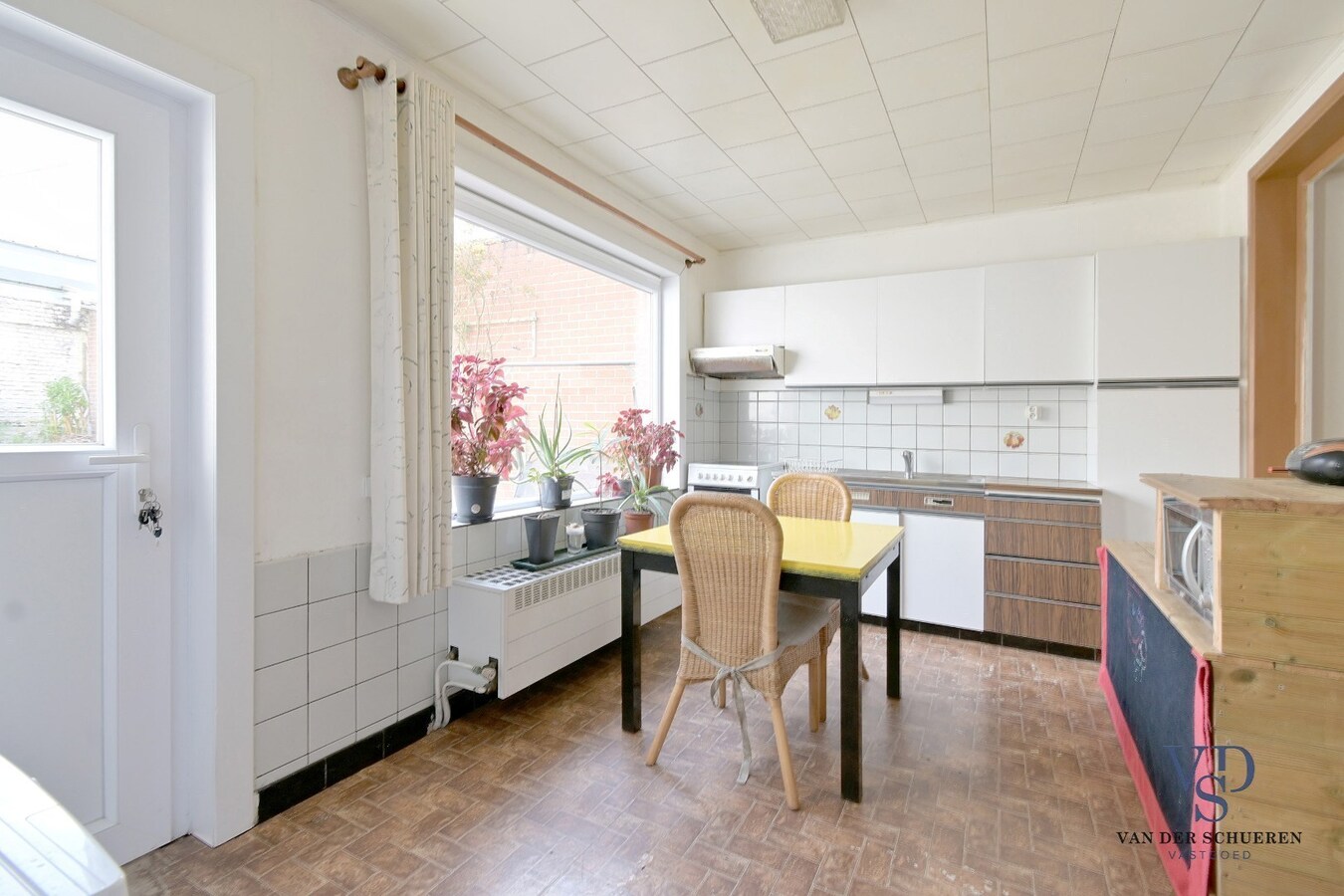 Ruime garage/opslagruimte gekoppeld aan woonst 