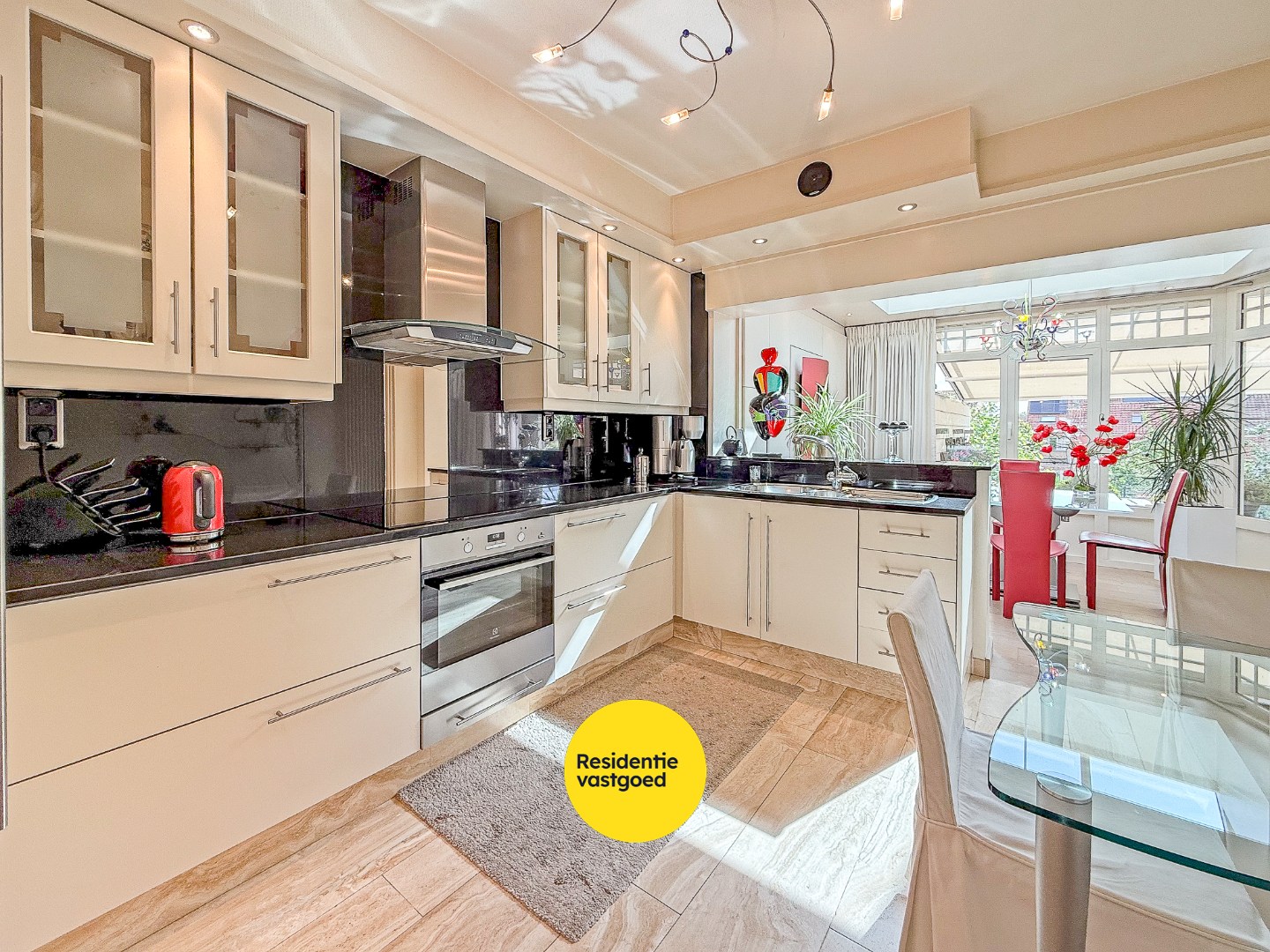 Prachtig herehuis met woonst en handelsruimte te Nieuwpoort-Stad op een zeer commerciële ligging in de Marktstraat op 400 m². 