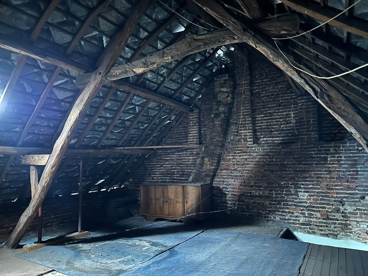 Charmant Leut : te renoveren woning met 3 slaapkamers, terras, tuin, garage, berging. 