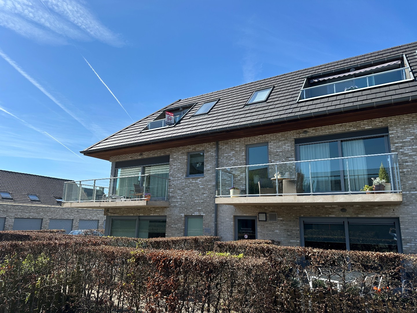 Instapklaar 2-slp appartement met terras én garage, Torhout Wijnendale 