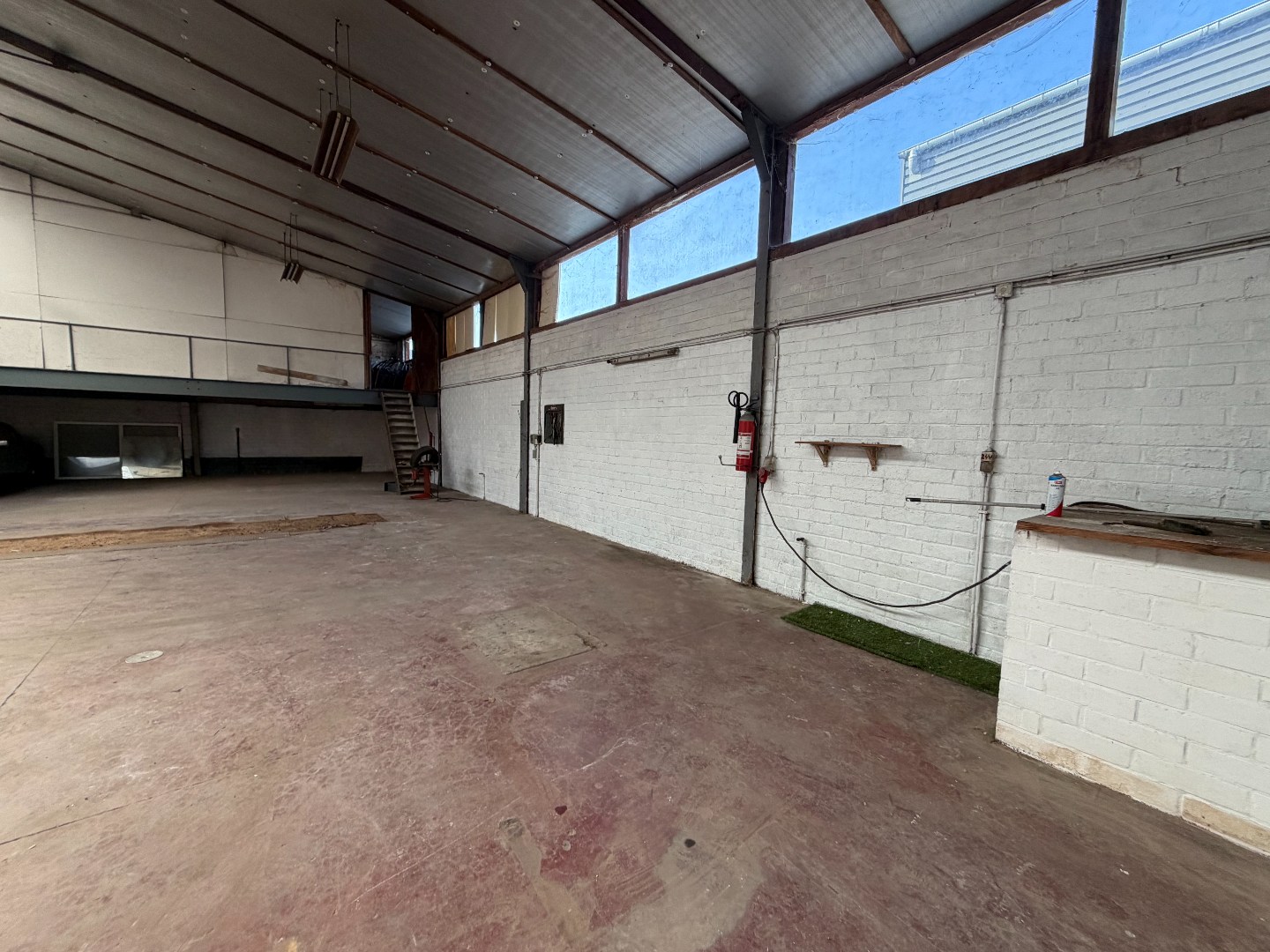 Ruime opslagruimte (±200–250 m²) met vlotte toegang in Zulte 