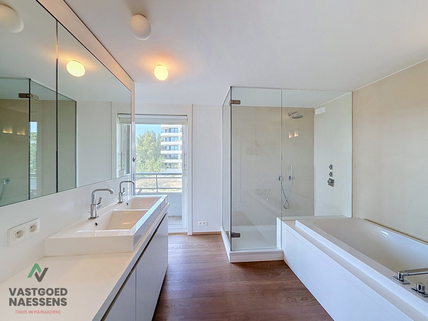 SCHITTEREND VERNIEUWD HOEKAPPARTEMENT – 2 SLPK – TERRASSEN – ZEEZICHT EN ZICHT OP GOLF 
