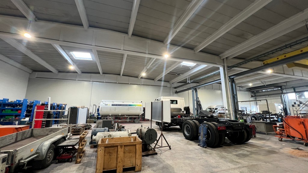 Magazijn met rolbrug en kantoren nabij N47 in Zele