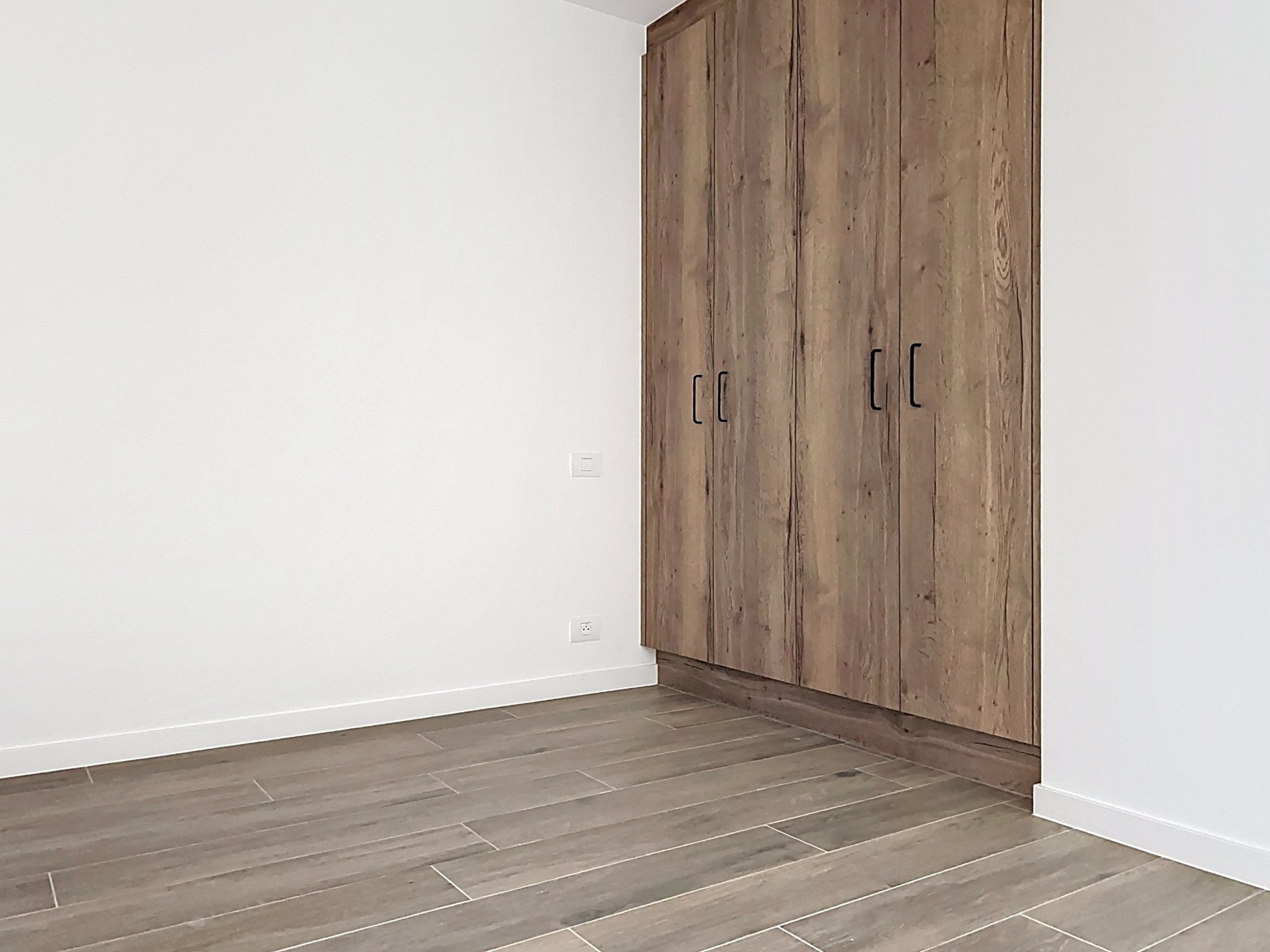 Appartement neuf haut de gamme au deuxième étage avec une vue imprenable sur la mer à vendre. 