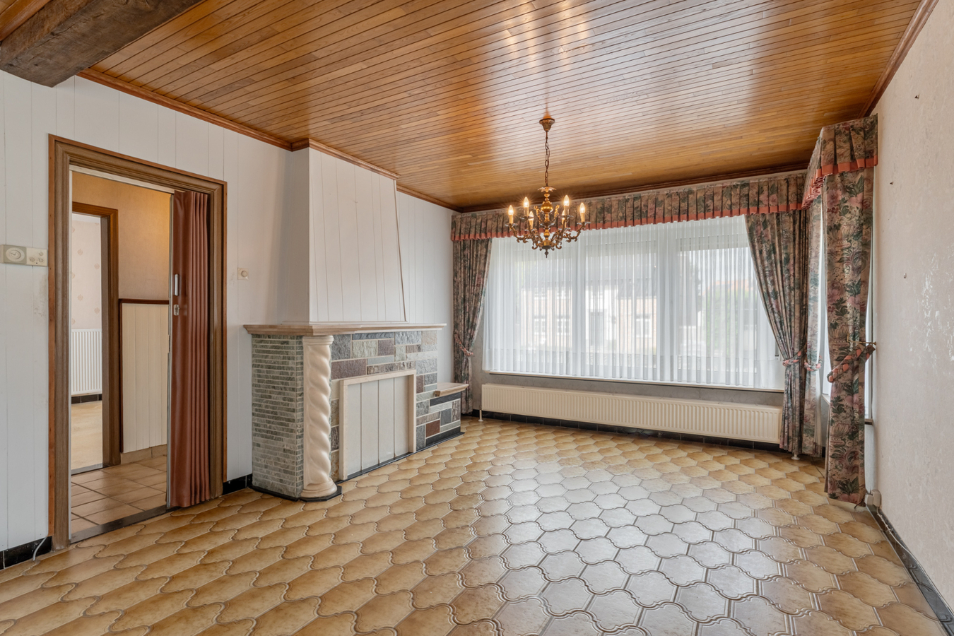 Op te frissen, halfvrijstaande gelijkvloerse woning gelegen in een rustige omgeving op 8a58ca. 
