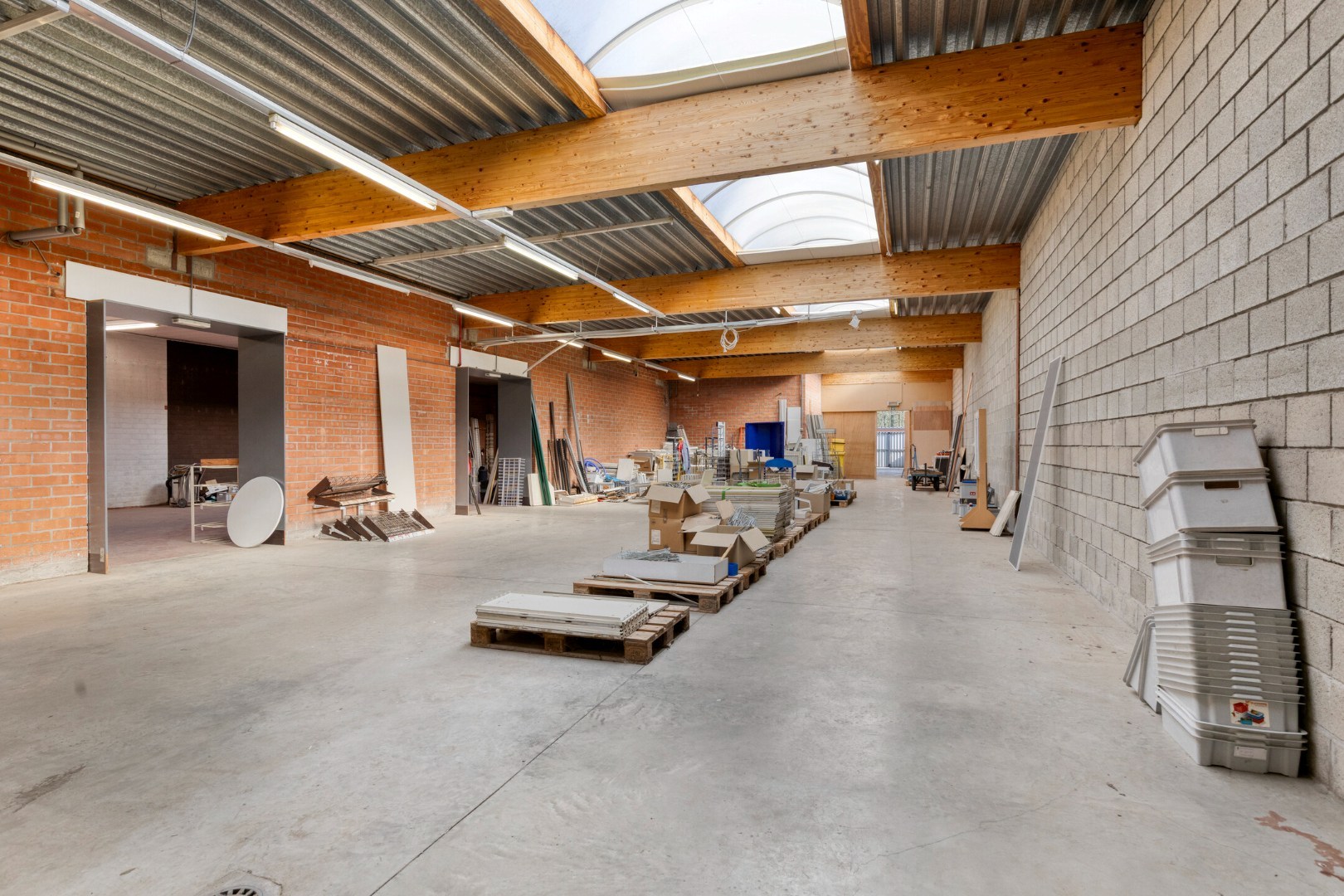 Handelsgelijkvloers met achter-inrit op commerciële ligging in centrum Geel 