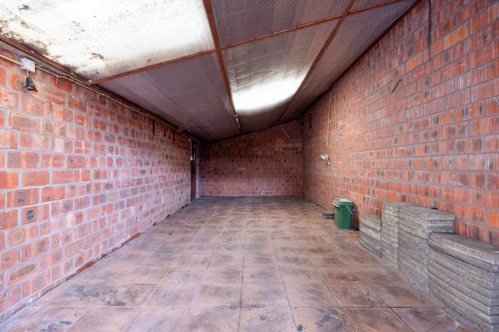 Te renoveren woning met 4 slpk. en gezellige stadstuin op een centrale ligging in Geel 