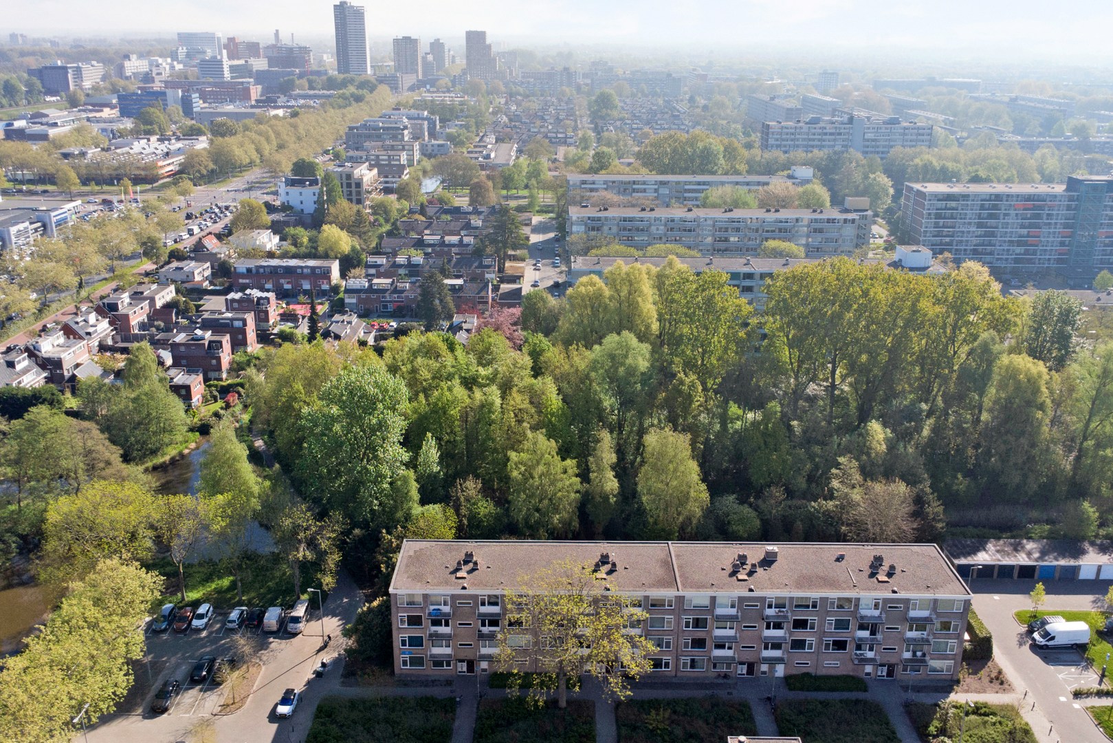 Bijna 100 m² gelijkvloers woonplezier op de begane grond met terras van ca. 36 m².  Deze 3- (voorheen 5) kamerwoning is gelegen op eigen grond! 