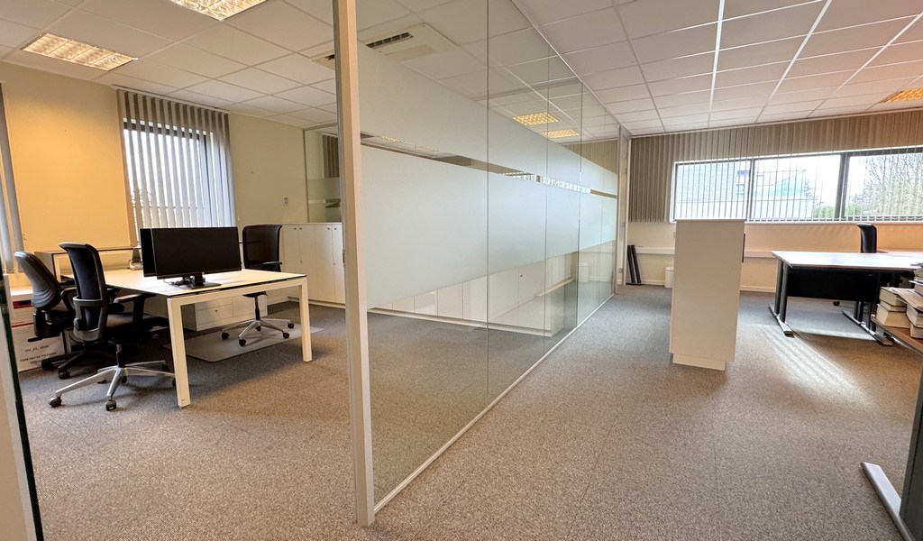 Ingedeelde kantoorruimte met parking te huur in Sint-Martens-Latem