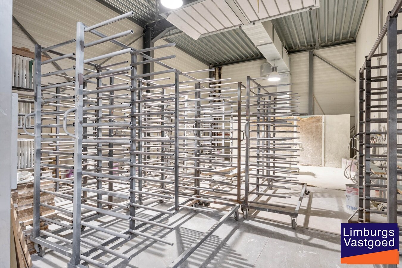 Industrieel gebouw, met woonst.1.696m², met kantoren 120m² + appartement 120m², Genk-Zuid 